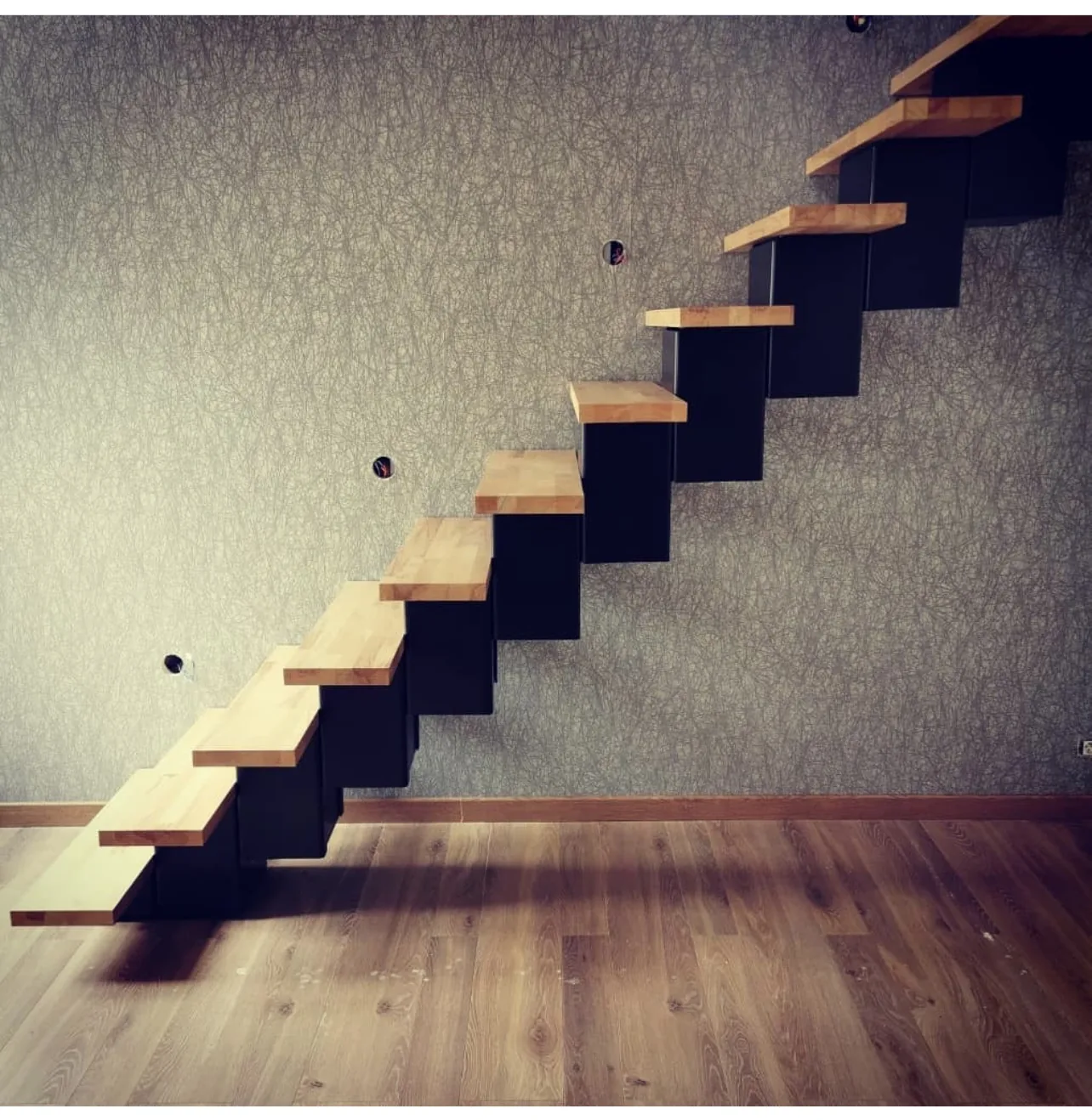 Escalier design à limon central métal et marches bois