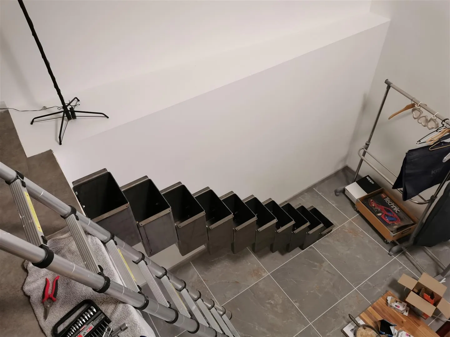 Escalier métal en cours de pose avant installation des marches